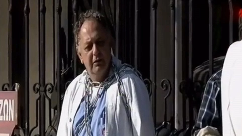Αλυσοδεμένος ο πρόεδρος των εργαζομένων του νοσοκομείου «Άγιος Δημήτριος» στη Θεσσαλονίκη – Τι ζητάει